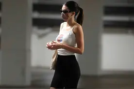 肯豆穿出街的拖鞋，谁才是肯豆在炎炎夏日的心头爱呢图片