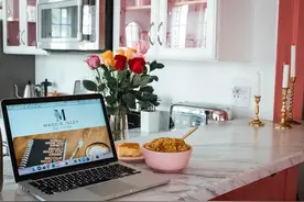 男人疯狂想念一个女人，不会频繁联系，而是会如此图片