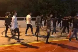 马来西亚＂24＂私会党上演古惑仔，数十人手持武器，嚣张至极图片