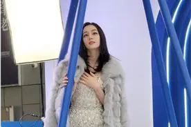 迪丽热巴生图比精修图还美！穿貂大衣气场全开，美腿更是秀个不停图片