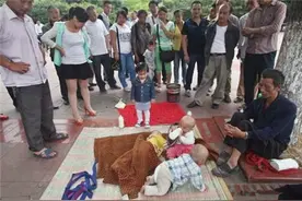 云南一54岁男子娶残障妻子，二胎生下三胞胎，带三个孩子上街乞讨图片