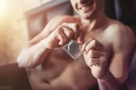 一个男人戴套和不戴套有什么区别？医生忠言：3个后果要考虑清楚图片