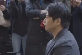 郎朗在伦敦火车站弹钢琴！大量英国人围观影响秩序，遭嘲水平一般图片