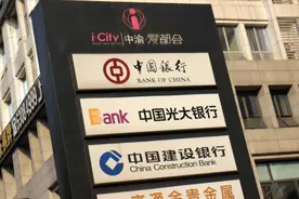 为什么银行总让客户去ATM机取钱？原来有“猫腻”，看完涨知识图片