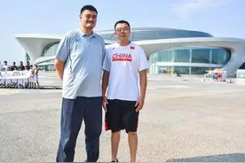 发胖后的姚明体型太夸张了！韩德君在身边似高中生 奥尼尔显娇小图片