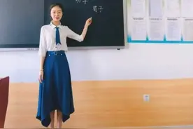 老师穿“奇装异服”上课，学生们听课变积极，家长却质疑目的不纯图片