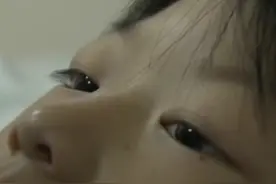 2007年，穷老汉不顾阻拦收养女弃婴，厄运不断，引发社会各界关注图片