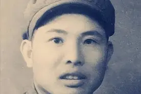 八路军英雄营长全歼日军，为何不打扫战场，还一路绷着脸～图片