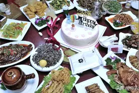 辽宁夫妻办周岁宴，二舅随30000引非议，上桌惊呼：仪式感爆棚图片