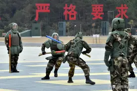 我，39岁陕西人，当了19年兵，脱下迷彩服，摆摊照顾老婆孩子图片