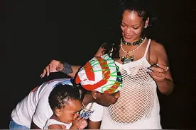 蕾哈娜黑人男友亲吻她孕肚！渔网连体裤火辣，秀8个月的二胎孕肚图片