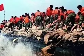 1998年，7岁女孩在洪水中抱树9小时终获救，31岁的她现状令人感慨图片