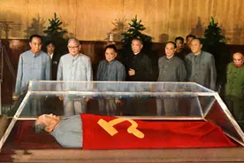 毛主席的遗体前站着7个人，5位官至正国级，他们都是谁？图片