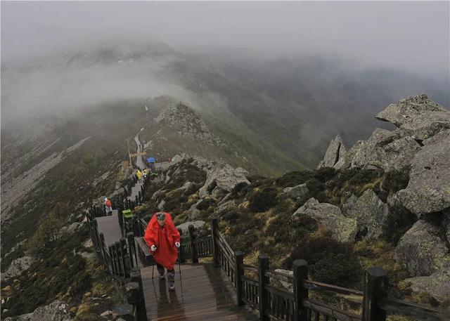 被追捧的“徒步圈顶流”，何以成为中国死亡率最高的“夺命路线”