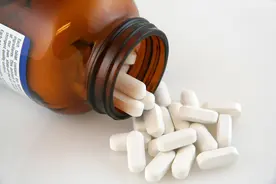 35岁男子坚持吃维生素C，后来怎么样了？提醒：安全服用，牢记3点图片