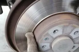 踩刹车有“吱吱”异响，怎么办？别烦心就是这几个原因导致的图片