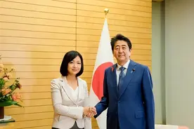 只因发文哀悼安倍，凤凰驻东京首席女记者李淼，被网暴和咒骂图片