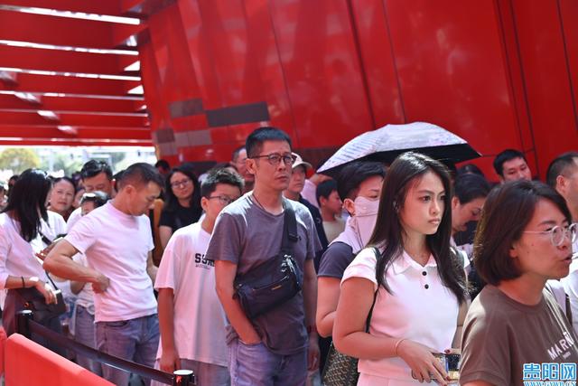国庆假期红色旅游热 贵阳红飘带每日接待游客近万人次