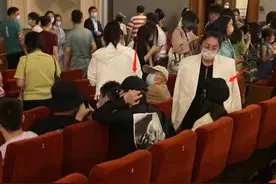 何九华王鸥又被偶遇，疑似一同看话剧，排队排坐一起带多位友人图片