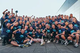 曼城英超三连冠！俱乐部晒大合影庆祝，表白瓜帅：永远可以相信这个男人，众将发文庆祝：自豪，干得漂亮图片