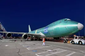 “空中女皇”宣告停产，人类再无双层客机，中国商飞要另起炉灶图片