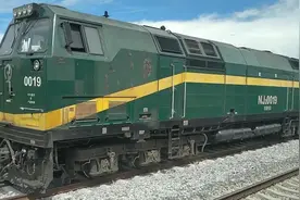 为什么青藏铁路到格尔木，要换美国的火车头？国产的不能用吗？图片