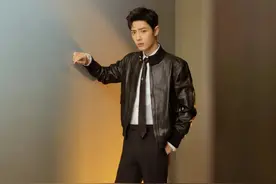 易烊千玺“弃编”舆论波及肖战，被编剧质疑蹭热度，肖战需要？￼图片