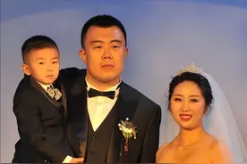 韩德君一家近照，儿女双全，空姐妻子很漂亮，已为退役铺路图片