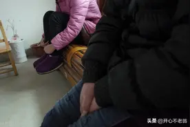 傻小子替哥哥去接生，一番骚操作，歪打正着救了难产的媳妇一命图片