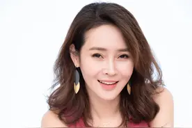 演员于明加：嫁给相亲认识的老公，结婚后不用她下厨，被宠成公主图片