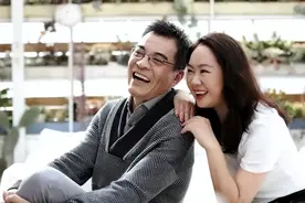 老戏骨刘威：情感上一波三折，年过半百闪婚小13岁娇妻，51岁老来得子，64岁为了家庭不敢老图片