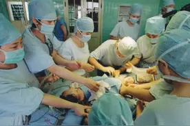 22年前浙江首例连体婴分离，成功闯过6次手术的妹妹，现在如何了图片