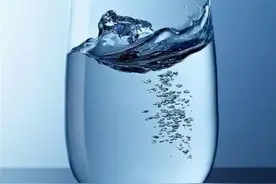 鼻炎知识：鼻炎很多年了，我想问食盐水可以代替生理盐水洗鼻吗？图片