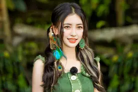杨颖离婚后首次现身，素颜朝天手握祈福袋，拒绝与路人合影图片