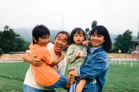 有钱不买房，小夫妻花90万带娃环游世界，5年后他们怎么样了？图片