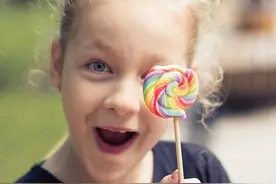 从小限制孩子吃糖，父母虽然为了孩子好，其实也暗藏了伤害图片