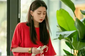 殷桃《中餐厅》新造型，红T恤搭配牛仔裤，减龄又显气质图片