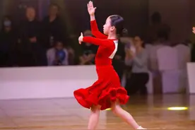 孙俪分享女儿拉丁舞比赛，8岁小花长大了，穿红裙耀眼又自信图片