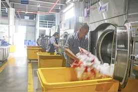 列车上的卧具、座椅套干净吗？看小编帮它们“洗澡”~图片