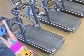 尴尬！26岁美国女子在跑步机上摔倒，打底裤都掉了，网友被逗乐图片