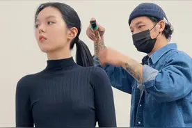 被夸越长大越漂亮！李咏妻子晒20岁女儿近照感慨“年轻真好”，身高1米71化淡妆无惧怼脸拍照图片