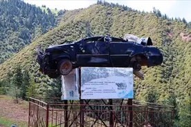 川藏线上有很多废弃豪车，为什么没人拖走？看完你还敢捡吗？图片