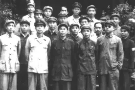 解放海南岛功臣合影，韩先楚很青涩，李作鹏很有范，谁站C位？图片