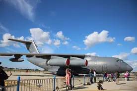 运油-20首次公开飞行展示，解放军在建设战略空军领域未来可期图片