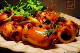 小鱿鱼不要只是白灼，一酱下去，天花板的美味，太好吃了图片