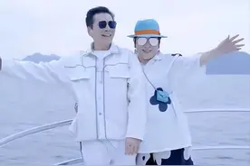 向太和老公坐游艇出游！胸口挂3万多小包，耳朵上的宝石真抢风头图片