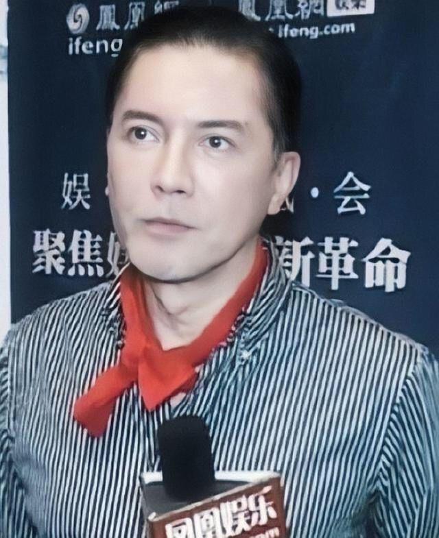 看到70岁尊龙才发现:真正的男神才不怕变老,头发花白也优雅帅气