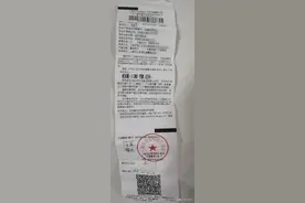 上海交警对一男子驾车抽烟罚款200元，扣3分，众人给交警点赞！图片