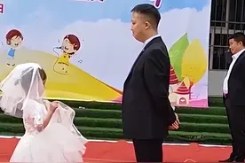 四川一幼儿园六一汇演，爸爸与女儿跳华尔兹，一个细节太甜了图片