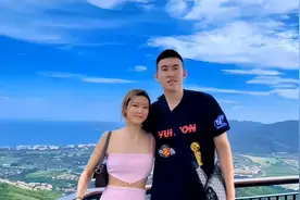25岁付豪携女友游玩！1米75女友肤白貌美大长腿，获准婆婆认可图片